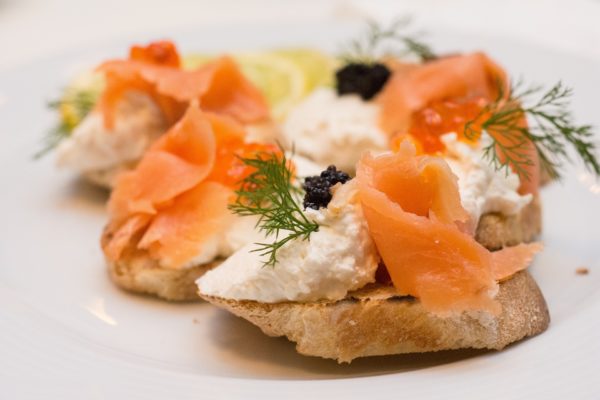 Bruschetta me salmon. Receta gatimi. Dieta mesdhetare.