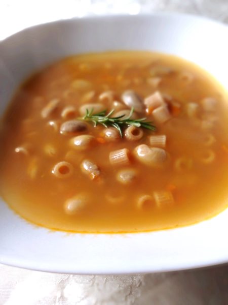 Supë fasule me makarona. Receta gatimi. Dieta mesdhetare.
