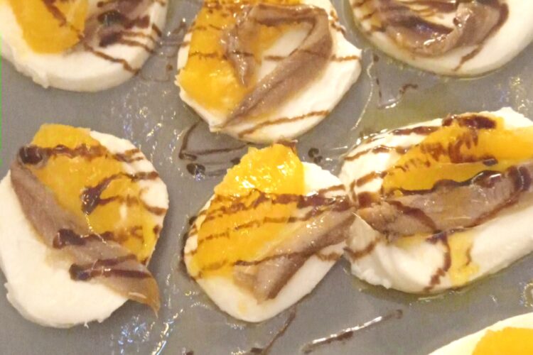 Mocarrela me açuge. Receta gatimi. Dieta mesdhetare.