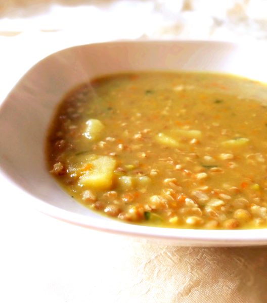 Supë me grurë, bishtajore dhe perime. Receta gatimi. Dieta mesdhetare.