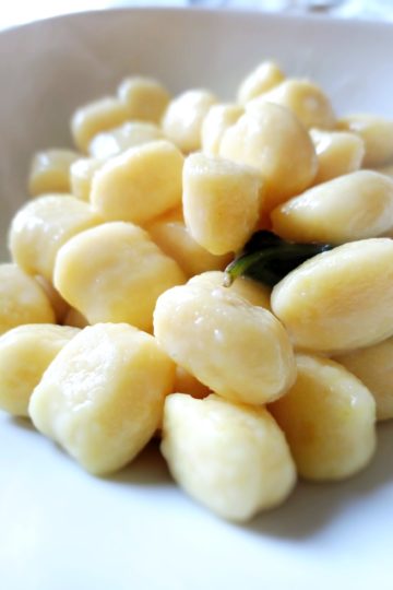 Njoki me gjalp dhe sherebel. Receta gatimi. Dieta mesdhetare.