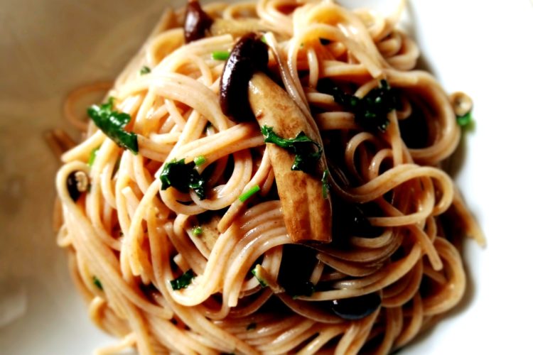 Makarona me kërpudha Pioppini. Receta gatimi. Dieta mesdhetare.