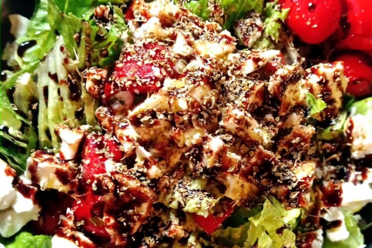 Sallatë e freskët mesdhetare. Receta gatimi. Dieta mesdhetare.