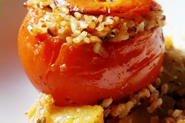 Domate e mbushur. Receta gatimi. Dieta mesdhetare.