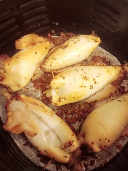 Kallamarë të mbushur në airfryer. Receta gatimi. Dieta mesdhetare.