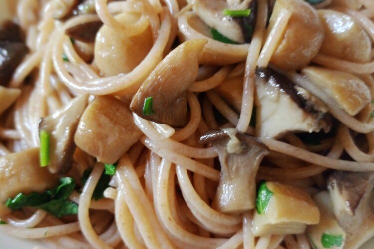 Spaghetti me kërpudha Cardoncelli. Receta gatimi. Dieta mesdhetare.