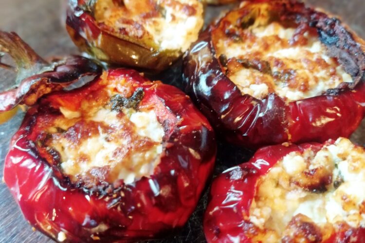 Speca furre me djath. Receta gatimi. Dieta mesdhetare.