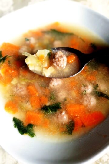 Supe me makarona dhe qofte. Receta gatimi. Dieta mesdhetare.