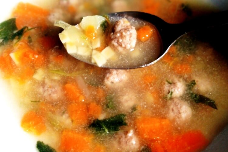 Supe me makarona dhe qofte. Receta gatimi. Dieta mesdhetare.