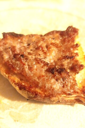 Bruschetta me salçiçe. Receta gatimi. Dieta mesdhetare.