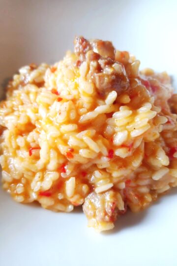 Oriz me kungull, spec dhe salçiçe. Receta gatimi. Dieta mesdhetare.