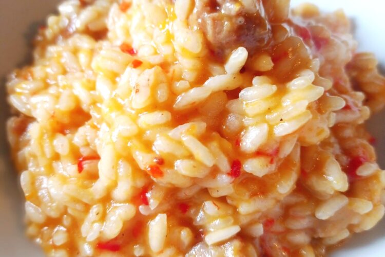 Oriz me kungull, spec dhe salçiçe. Receta gatimi. Dieta mesdhetare.