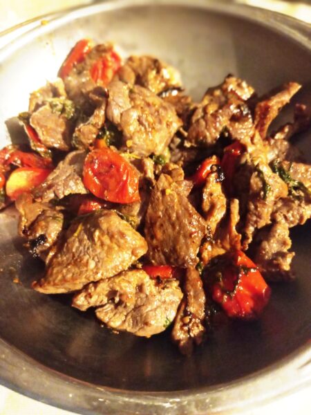 çika mishi me domate, rukola dhe grana. Receta gatimi. Dieta mesdhetare.