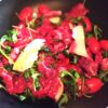 Çika mishi me domate, rukola dhe Grana. Receta gatimi. Dieta mesdhetare.