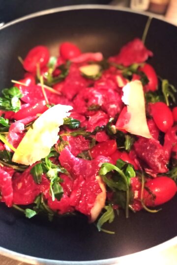 Çika mishi me domate, rukola dhe Grana. Receta gatimi. Dieta mesdhetare.